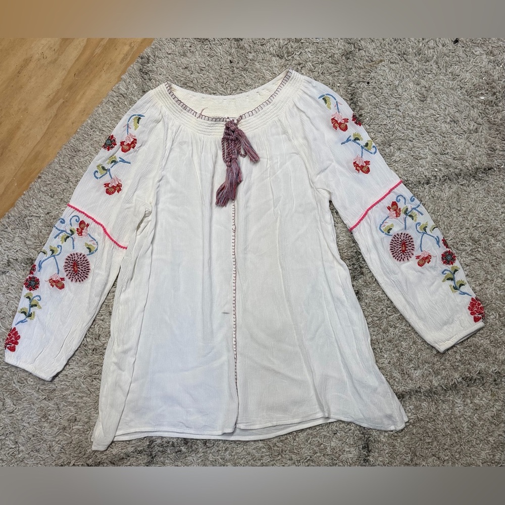 intro. White Embroidered Boho Tunic with Pink Tassel